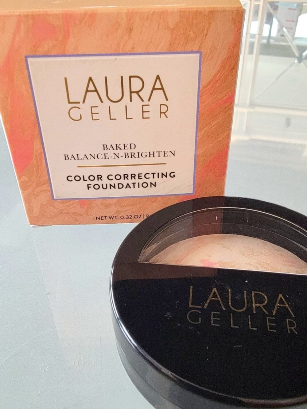 LAURA GELLER Balance and Brighten Color Correcting Powder Foundation Porcelain - Picture 2 of 9